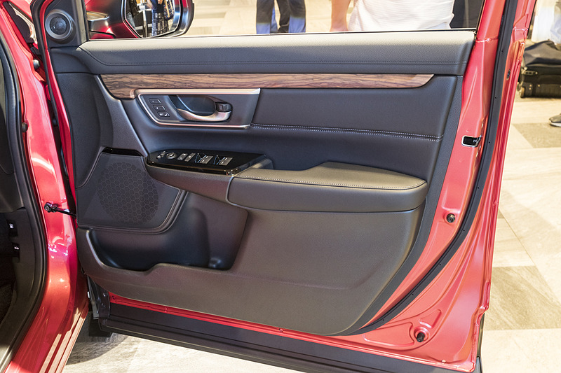 インパネやドアトリムに木目調パネルを設定