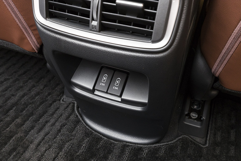 センターコンソールの後席側に、充電用のUSBポートを2個用意する