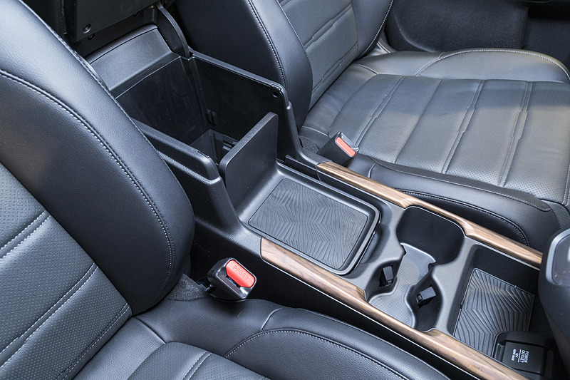 センターコンソールのL型パネルを動かすことで多彩な使い勝手を実現