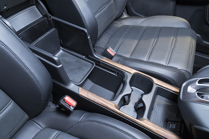 センターコンソールのL型パネルを動かすことで多彩な使い勝手を実現