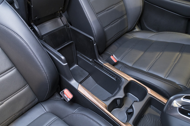 センターコンソールのL型パネルを動かすことで多彩な使い勝手を実現