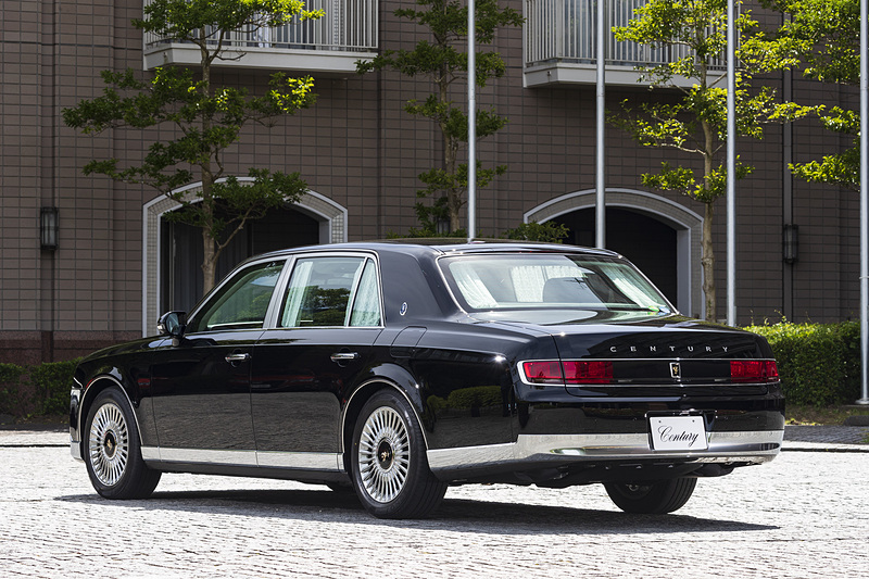 6月22日にフルモデルチェンジして発売されたセンチュリー。価格は1960万円。ボディサイズは5335×1930×1505mm（全長×全幅×全高）で、ホイールベースは3090mmながらも最小回転半径は5.9mに収めた