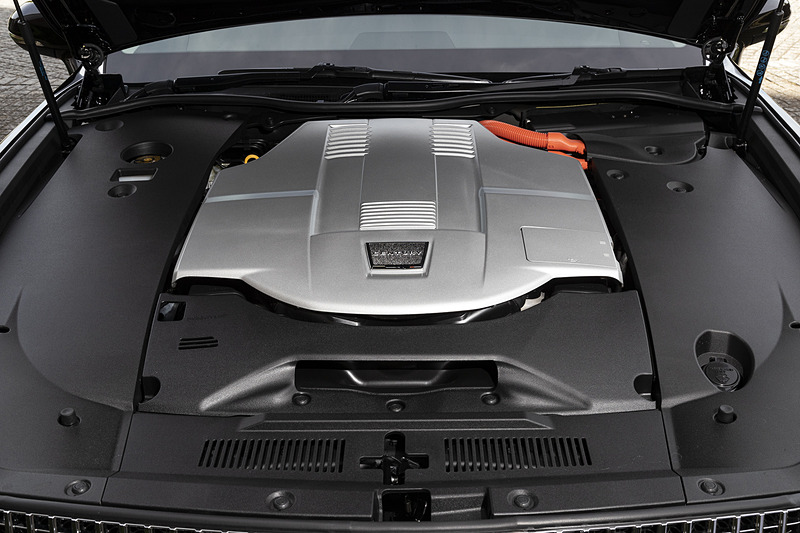 センチュリーのエンジンルーム。最高出力280kW（381PS）/6200rpm、最大トルク510Nm（52.0kgfm）/4000rpmを発生するV型8気筒5.0リッター「2UR-FSE」型エンジンに、最高出力165kW（224PS）、最大トルク300Nm（30.6kgfm）を発生する「1KM」型モーターを組み合わせるハイブリッドシステム「THS II」を採用。駆動方式は2WD（FR）