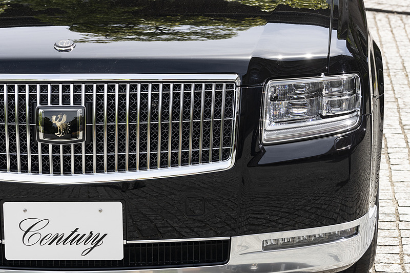 センチュリーのフロントグリルは前面に縦格子、奥には同じ大きさの円を4分の1ずつ重ねて描く日本の伝統的なデザイン「七宝文様」を配置する前後2重構造