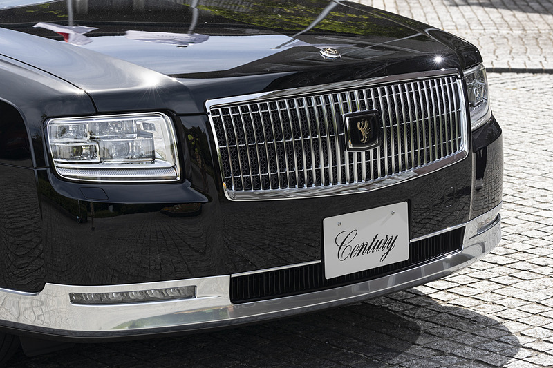 フロントエンブレムは匠が約1か月半かけて手彫りした金型を用いた。ヘッドライトとフロントフォグランプ、コーナリングランプなどはすべてLED化