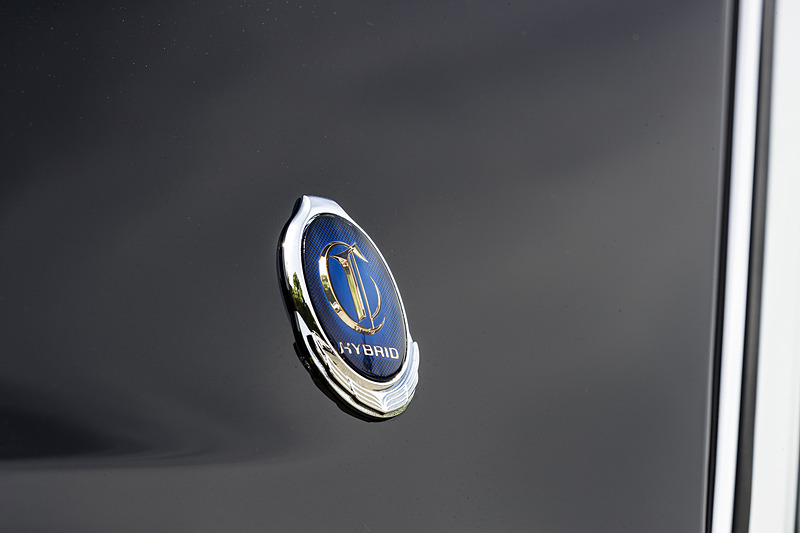 Cピラーのエンブレムまわりは身だしなみを整えられるよう、特に念入りに磨きがかけられている