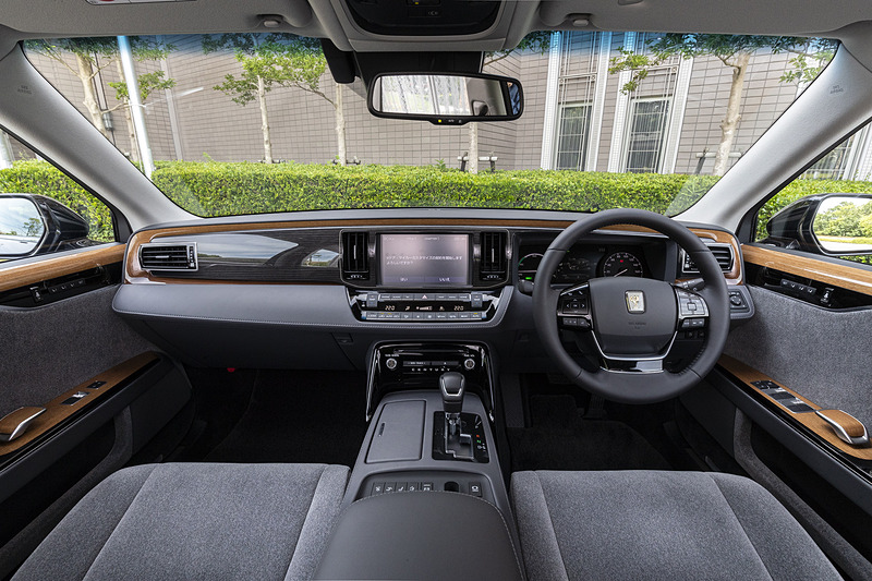 センチュリーのインテリア。撮影車両はウールファブリック仕様の「瑞響」（ずいきょう）。T-Connect SDナビゲーションシステム＆トヨタプレミアムサウンドシステムを標準装備