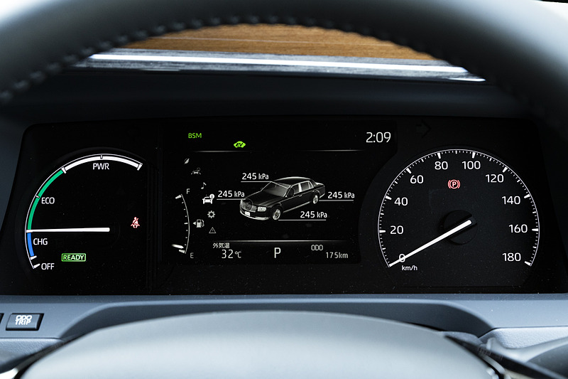オプティトロンメーター（メーター照度コントロール付）のほかに、マルチインフォメーションディスプレイ（7インチTFTカラー）とハイブリッドシステムインジケーターを備えるメーターまわり