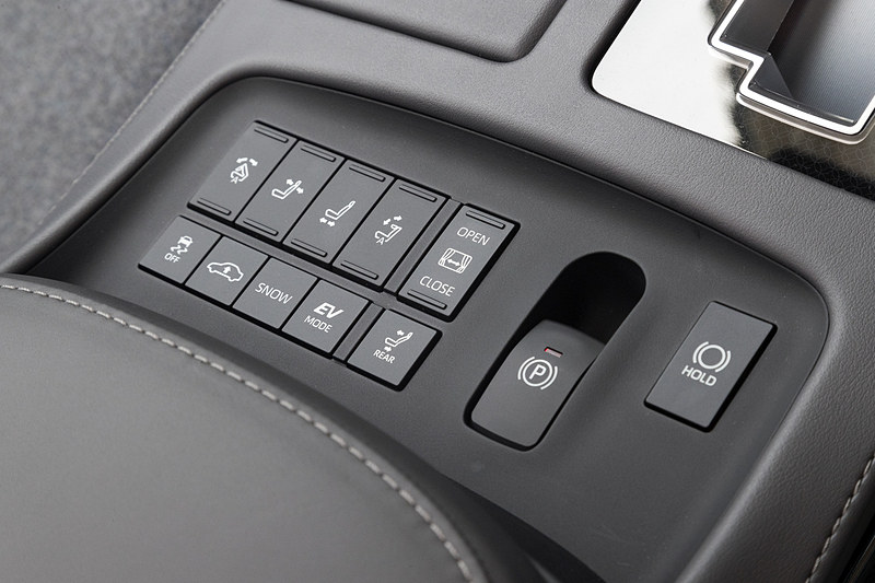 シフトレバーの後席側には「フロントコンソールモジュールスイッチ」が設定され、運転席から後席の環境を整えることができる