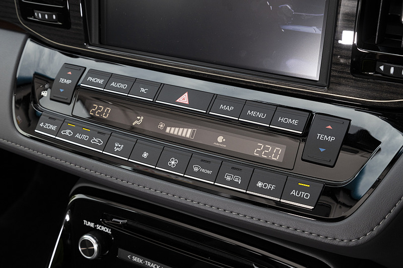 空調は4席独立温度コントロールフルオートエアコン（湿度センサー・排出ガス検知式内外気自動切替システム付）