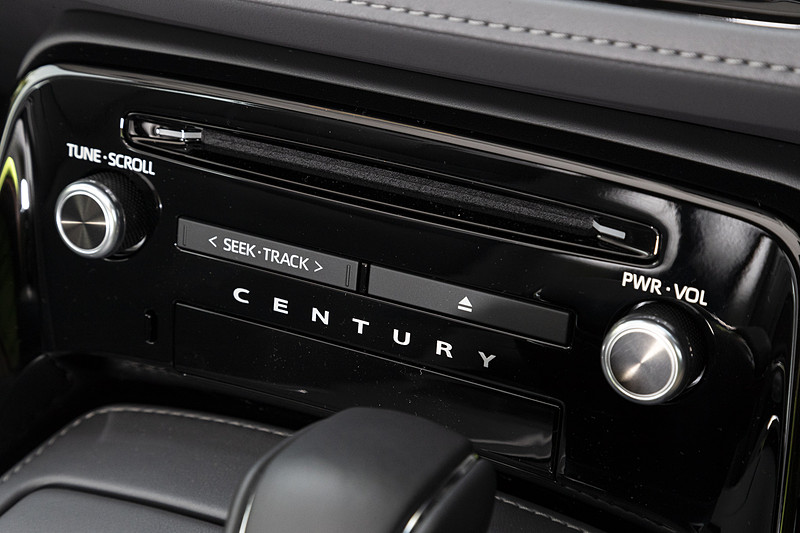 オーディオは、12chオーディオアンプと20スピーカーを搭載し、Blu-ray、DVDなども再生可能