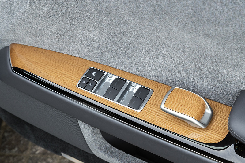 運転席側のドアトリムにはパワーウィンドウスイッチ類やドアの開閉を行なうレバーを配置