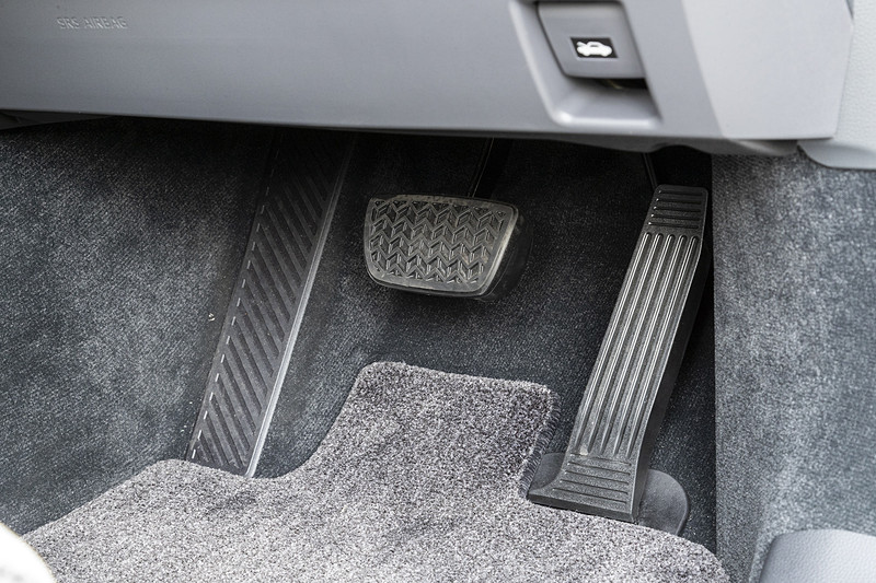 アクセルペダルはオルガン式、ブレーキペダルは吊り下げ式をそれぞれ採用