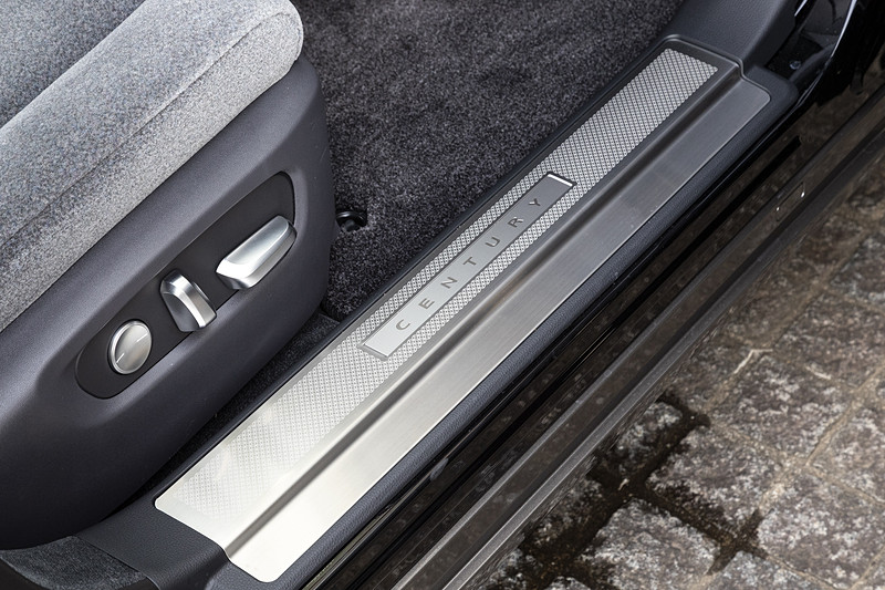 前席シートは10ウェイパワーシート（前後スライド・リクライニング・シート上下・チルトアジャスター・ヘッドレスト上下調整・メモリー機能付）を採用。スカッフプレートは車名入り