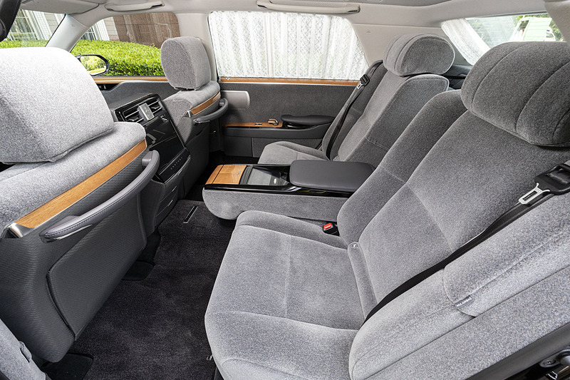 後席の助手席側パワーシートは前後スライド・リクライニング・シートバック上体起こし・メモリー機能付＋パワーランバーサポートとなる