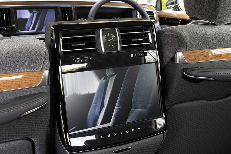 Blu-rayに対応する11.6インチリアシートエンターテインメントシステムを採用。モニターの下部には小物入れのほか、AC100V・100Wのアクセサリーコンセントも設定される