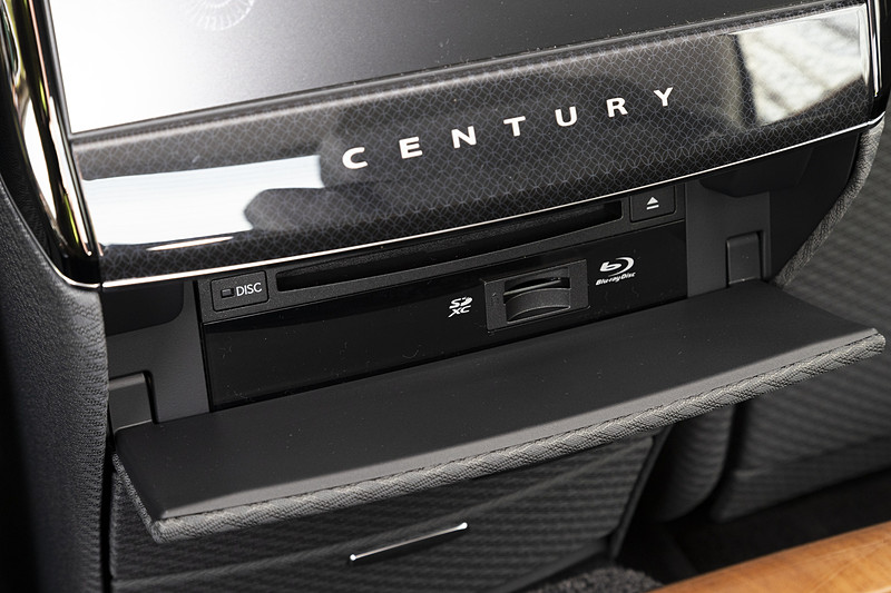 Blu-rayに対応する11.6インチリアシートエンターテインメントシステムを採用。モニターの下部には小物入れのほか、AC100V・100Wのアクセサリーコンセントも設定される