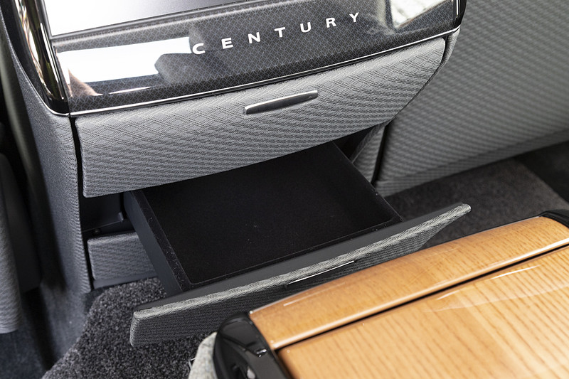 Blu-rayに対応する11.6インチリアシートエンターテインメントシステムを採用。モニターの下部には小物入れのほか、AC100V・100Wのアクセサリーコンセントも設定される