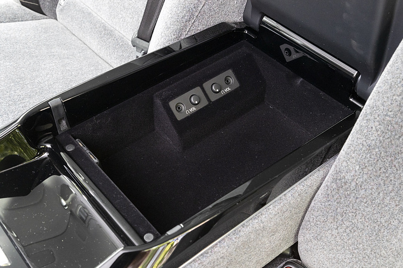 アームレスト内は深さのある収納となる