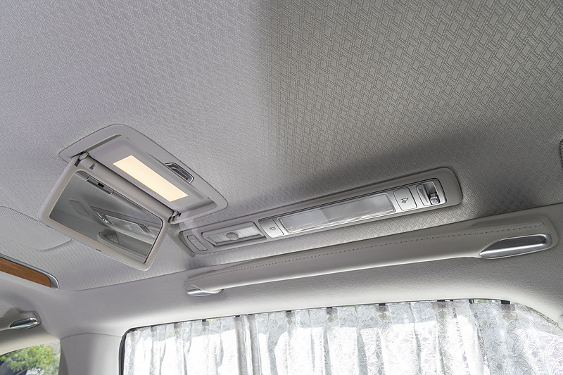 天井には照明付後席バニティミラーや、好みの明るさに調整できる後席LED読書灯を装備