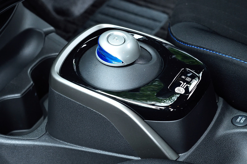 インテリアでは、「AUTECH」のアイコニックカラーであるブルーをシートやステアリング、エアコン吹き出し口などにあしらい、上質さとディティールにこだわった仕様に仕上げている