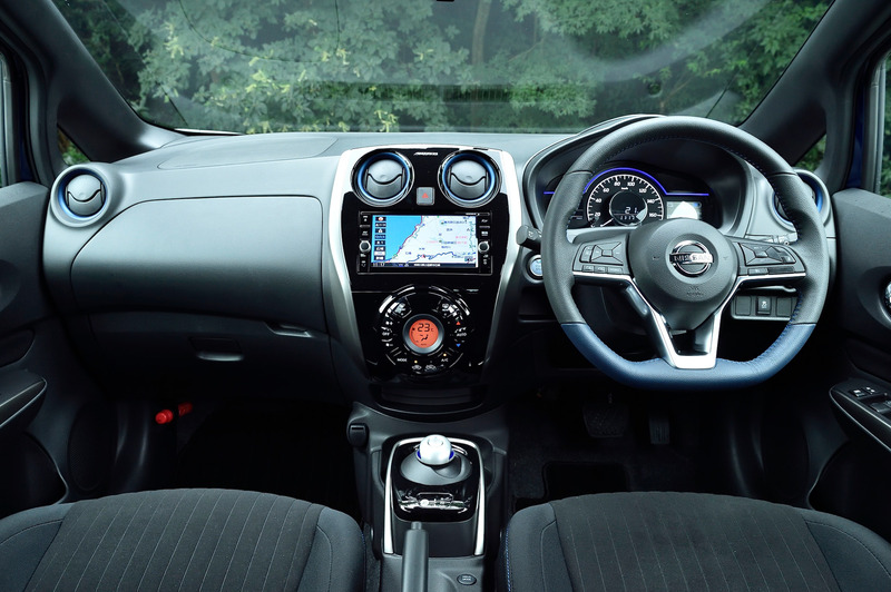 インテリアでは、「AUTECH」のアイコニックカラーであるブルーをシートやステアリング、エアコン吹き出し口などにあしらい、上質さとディティールにこだわった仕様に仕上げている