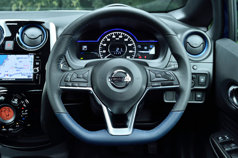 インテリアでは、「AUTECH」のアイコニックカラーであるブルーをシートやステアリング、エアコン吹き出し口などにあしらい、上質さとディティールにこだわった仕様に仕上げている