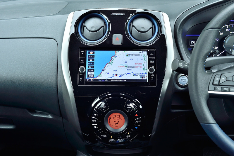 インテリアでは、「AUTECH」のアイコニックカラーであるブルーをシートやステアリング、エアコン吹き出し口などにあしらい、上質さとディティールにこだわった仕様に仕上げている
