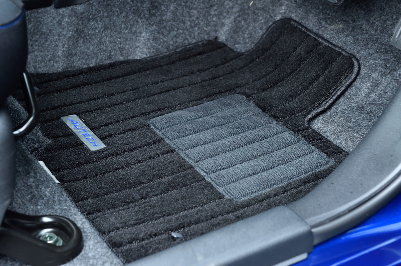 インテリアでは、「AUTECH」のアイコニックカラーであるブルーをシートやステアリング、エアコン吹き出し口などにあしらい、上質さとディティールにこだわった仕様に仕上げている