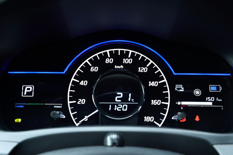 インテリアでは、「AUTECH」のアイコニックカラーであるブルーをシートやステアリング、エアコン吹き出し口などにあしらい、上質さとディティールにこだわった仕様に仕上げている