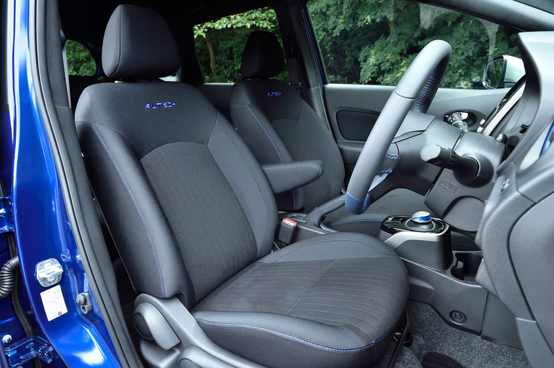 インテリアでは、「AUTECH」のアイコニックカラーであるブルーをシートやステアリング、エアコン吹き出し口などにあしらい、上質さとディティールにこだわった仕様に仕上げている