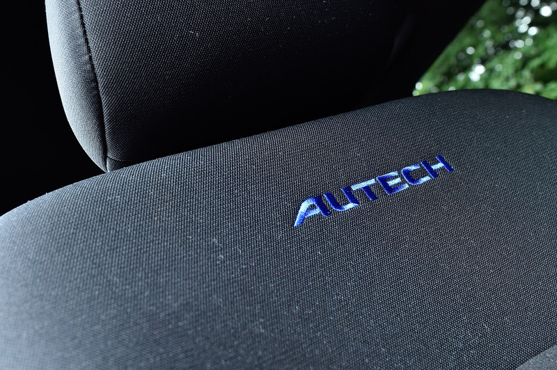 インテリアでは、「AUTECH」のアイコニックカラーであるブルーをシートやステアリング、エアコン吹き出し口などにあしらい、上質さとディティールにこだわった仕様に仕上げている