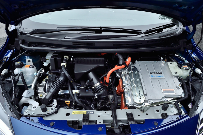 SPORTS SPECは自然吸気の直列3気筒DOHC 1.2リッター「HR12DE」エンジンを発電専用に搭載し、駆動用の「EM57」モーターによって前輪を駆動。モーターの出力は最高出力80kW（109PS）/3008-10000rpm、最大トルク254Nm（25.9kgm）/0-3008rpmとベース車から変わりはないが、ファインレスポンスVCMによって俊敏なレスポンスや気持ちのよい加速感が楽しめる。なお、日産自動車はノート e-POWERにモーターアシスト方式の4WDモデルを追加して7月5日に発売している