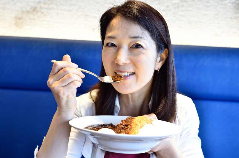 大涌谷駅2階にある「駅食堂」で「『特製』大涌谷カツカレー」（1450円）や「わらび餅の和パフェセット」（850円）をいただきました