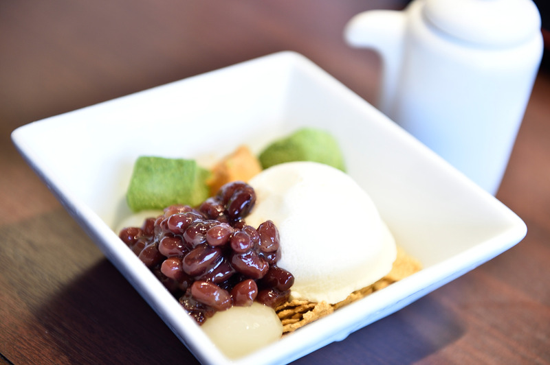 大涌谷駅2階にある「駅食堂」で「『特製』大涌谷カツカレー」（1450円）や「わらび餅の和パフェセット」（850円）をいただきました