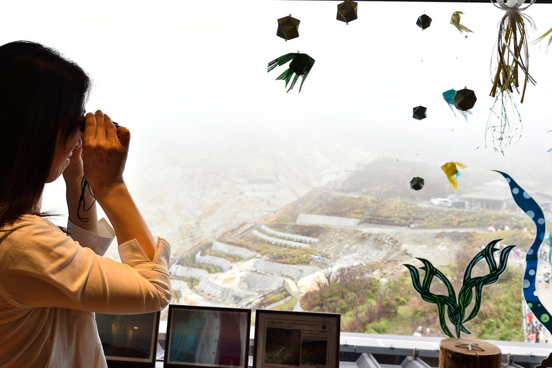 「隊長、霧が晴れてきた模様です！」とまるも隊員から報告