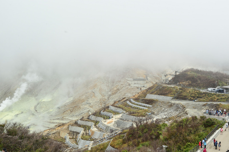 到着時に立ち込めていた霧が晴れ、地獄谷の景観が楽しめたのでした