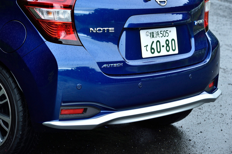 エクステリアではフロントグリルやフロントバンパー、ドアミラー、リアバンパーフィニッシャーなどにメタル調フィニッシュの専用パーツを採用して上質と先進性を表現。SPORTS SPECではLEDヘッドライトや日産オリジナルナビ取付パッケージなどに加え、16インチアルミホイール（タイヤは195/55 R16サイズの横浜ゴム「DNA S.drive」）やチューニングサスペンションなども専用装備する