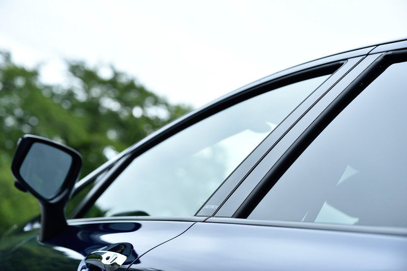 エクステリアではフロントグリルやフロントバンパー、ドアミラー、リアバンパーフィニッシャーなどにメタル調フィニッシュの専用パーツを採用して上質と先進性を表現。SPORTS SPECではLEDヘッドライトや日産オリジナルナビ取付パッケージなどに加え、16インチアルミホイール（タイヤは195/55 R16サイズの横浜ゴム「DNA S.drive」）やチューニングサスペンションなども専用装備する