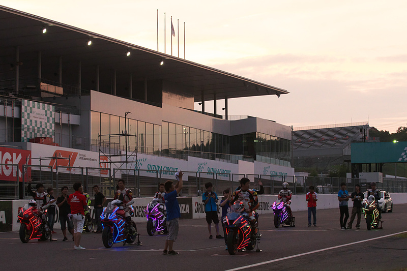 今年の鈴鹿8耐参戦マシンも使用した「コチラレーシングカップ」8月11日の模様。選手紹介の後、5ラップのレース形式でその後に表彰式が行なわれた