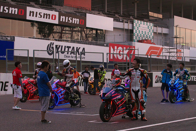 今年の鈴鹿8耐参戦マシンも使用した「コチラレーシングカップ」8月11日の模様。選手紹介の後、5ラップのレース形式でその後に表彰式が行なわれた