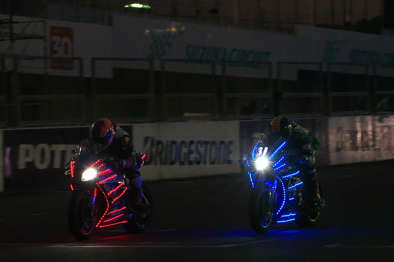 今年の鈴鹿8耐参戦マシンも使用した「コチラレーシングカップ」8月11日の模様。選手紹介の後、5ラップのレース形式でその後に表彰式が行なわれた