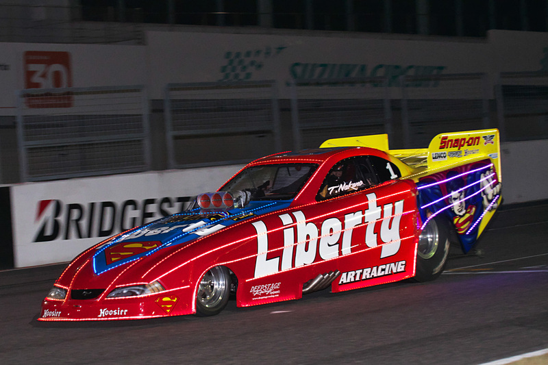 ドラッグレースマシンのファニーカー。ウォームアップの後1本の走行を行なった