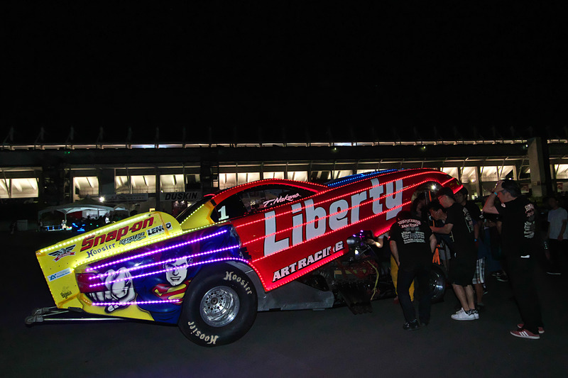 花火終了後、グランドスタンド裏にてフォトセッションなどが行なわれる