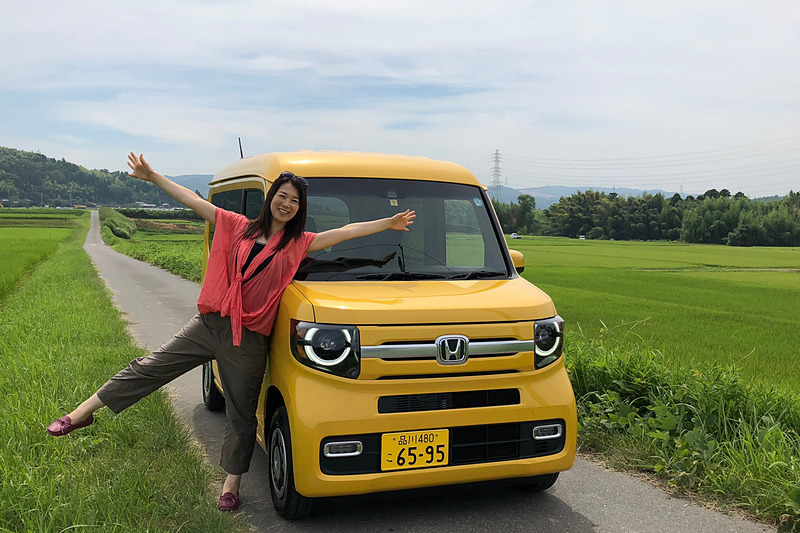 緑いっぱいの景色にこんなに映える軽バンも珍しい!?　「積む」「運ぶ」暮らしのために使いやすさを追求したホンダ「N-VAN」は、商用としてだけでなく、父のようなシニアライフを楽しむ人たちにもピッタリだと実感しました。Honda SENSINGが全車標準装備なのも頼もしいですよね
