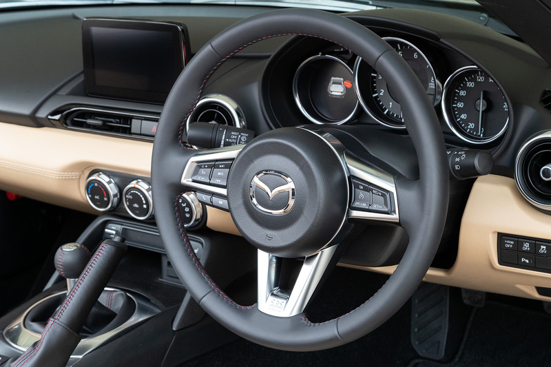 今回の改良に伴い、VSグレードでは写真のスポーツタン（本革）とブラック（本革）の内装を追加。オーバーン（ナッパレザー）と合わせて3色を用意する