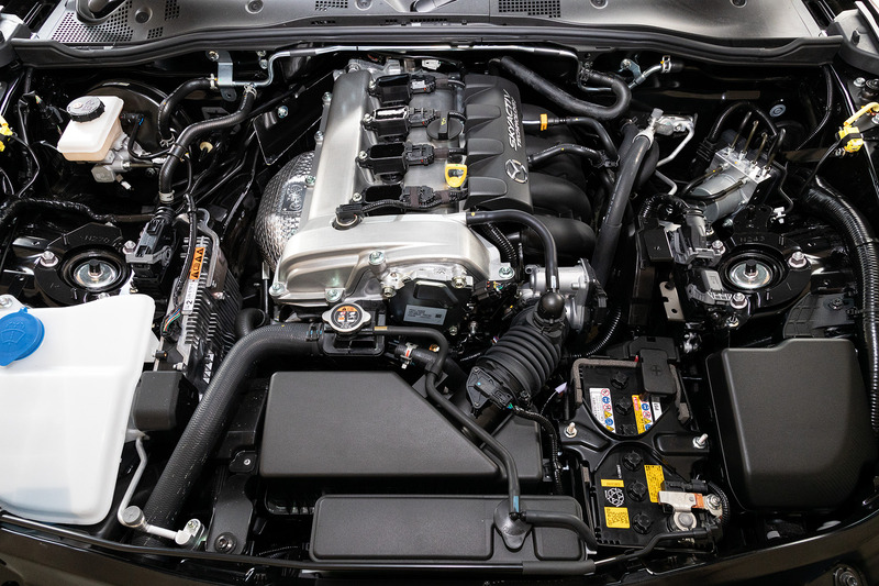 ロードスター RFが搭載する直列4気筒DOHC 2.0リッター「SKYACTIV-G 2.0」エンジンでは、吸気ポートに高出力化に適したコモンポートをSKYACTIV-Gシリーズで初採用するとともに、27gの軽量化を達成したピストン、新開発の高強度ボルトや肉厚の最適化によって41g減量したコンロッドなどを採用。これにより出力は従来の最高出力116kW(158PS)/6000rpm、最大トルク200Nm(20.4kgfm)/4600rpmから、最高出力135kW(184PS)/7000rpm、最大トルク205Nm(20.9kgfm)/4000rpmへと進化するとともに、最高回転数も従来の6800rpmから7500rpmへ引き上げられている