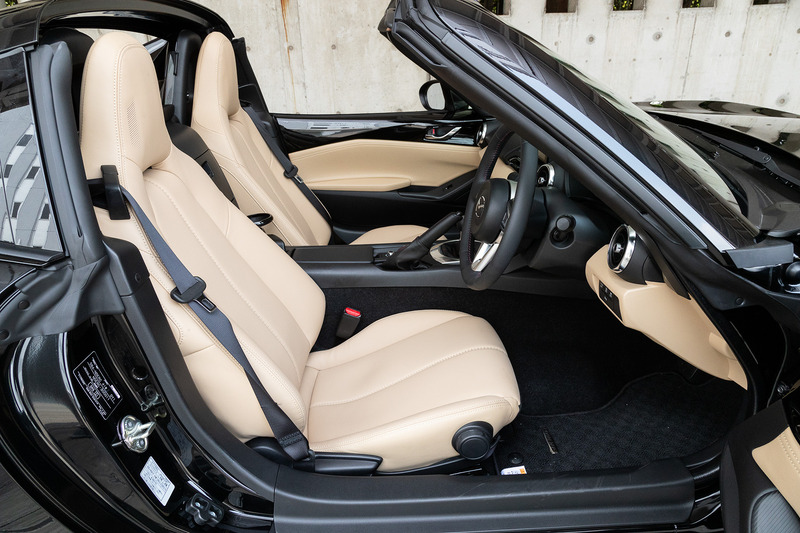 今回の改良に伴い、VSグレードでは写真のスポーツタン（本革）とブラック（本革）の内装を追加。オーバーン（ナッパレザー）と合わせて3色を用意する