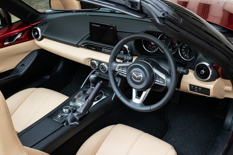ソフトトップのロードスターでは、「S Leather Package」をベースに新採用のブラウンカラーのソフトトップとスポーツタン色のインテリアカラーを組み合わせた特別仕様車「Caramel Top」（6速AT/320万7600円）に試乗。ボディサイズは3915×1735×1235mm（全長×全幅×全高）、車両重量は1060kg