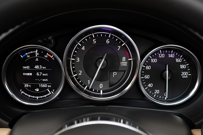 ソフトトップのロードスターでは、「S Leather Package」をベースに新採用のブラウンカラーのソフトトップとスポーツタン色のインテリアカラーを組み合わせた特別仕様車「Caramel Top」（6速AT/320万7600円）に試乗。ボディサイズは3915×1735×1235mm（全長×全幅×全高）、車両重量は1060kg